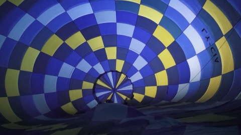 Przygotowanie balona do lotu. (jw)