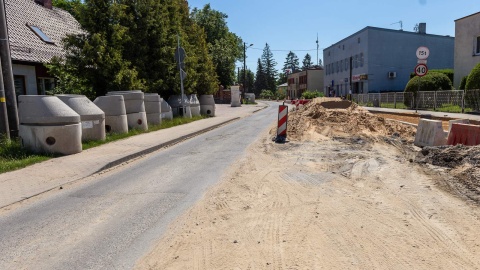 Postępują prace przy największej aktualnie realizowanej inwestycji drogowej w województwie - gruntownej przebudowie drogi wojewódzkiej nr 548 łączącej powiaty chełmiński i wąbrzeski z węzłem autostradowym w Lisewie. Fot. Szymon Zdziebło