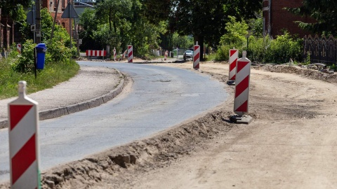 Postępują prace przy największej aktualnie realizowanej inwestycji drogowej w województwie - gruntownej przebudowie drogi wojewódzkiej nr 548 łączącej powiaty chełmiński i wąbrzeski z węzłem autostradowym w Lisewie. Fot. Szymon Zdziebło