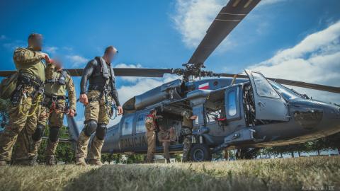 Spektakularna akcja policji w powiecie świeckim. Użyto śmigłowca Black Hawk i granatów