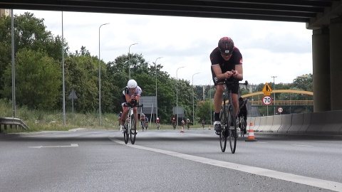 Kolarze na trasie Triathlon Bydgoszcz. (jw)