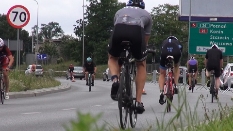 Kolarze na trasie Triathlon Bydgoszcz. (jw)