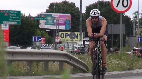 Kolarze na trasie Triathlon Bydgoszcz. (jw)