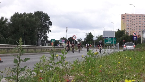 Kolarze na trasie Triathlon Bydgoszcz. (jw)