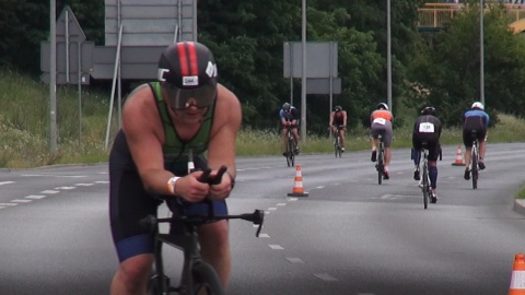 Kolarze na trasie Triathlon Bydgoszcz. (jw)