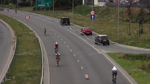 Kolarze na trasie Triathlon Bydgoszcz. (jw)