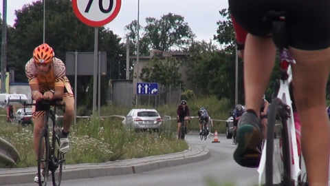 Kolarze na trasie Triathlon Bydgoszcz. (jw)