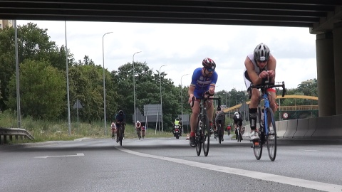 Kolarze na trasie Triathlon Bydgoszcz. (jw)