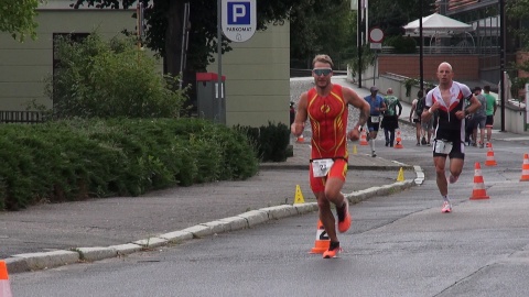 Biegacze na trasie Triathlon Bydgoszcz. (jw)