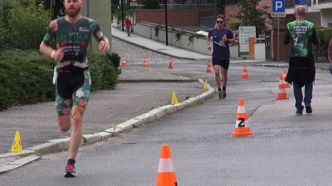 Biegacze na trasie Triathlon Bydgoszcz. (jw)