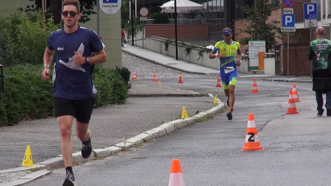 Biegacze na trasie Triathlon Bydgoszcz. (jw)