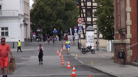 Biegacze na trasie Triathlon Bydgoszcz. (jw)