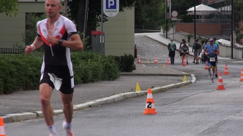 Biegacze na trasie Triathlon Bydgoszcz. (jw)