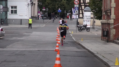 Biegacze na trasie Triathlon Bydgoszcz. (jw)