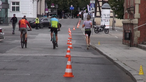 Biegacze na trasie Triathlon Bydgoszcz. (jw)