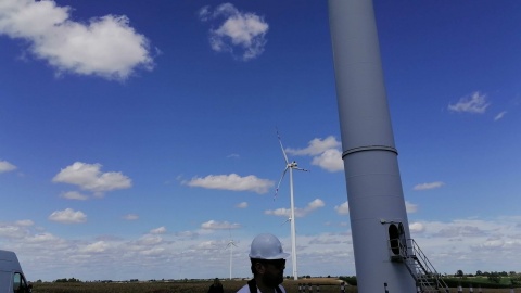 Przy turbinach wiatrowych w Radzyniu zaparkował nasz wóz satelitarny. O zamienianiu wiatru w prąd rozmawiano przy okazji kupna trzech farm wiatrowych przez producenta zielonej energii (PGE Energia Odnawialna)./fot. Monika Siwak