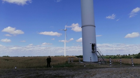 Przy turbinach wiatrowych w Radzyniu zaparkował nasz wóz satelitarny. O zamienianiu wiatru w prąd rozmawiano przy okazji kupna trzech farm wiatrowych przez producenta zielonej energii (PGE Energia Odnawialna)./fot. Monika Siwak