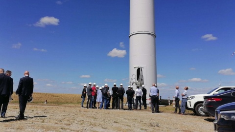 Przy turbinach wiatrowych w Radzyniu zaparkował nasz wóz satelitarny. O zamienianiu wiatru w prąd rozmawiano przy okazji kupna trzech farm wiatrowych przez producenta zielonej energii (PGE Energia Odnawialna)./fot. Monika Siwak