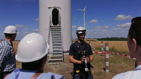 Przy turbinach wiatrowych w Radzyniu zaparkował nasz wóz satelitarny. O zamienianiu wiatru w prąd rozmawiano przy okazji kupna trzech farm wiatrowych przez producenta zielonej energii (PGE Energia Odnawialna)./fot. Monika Siwak