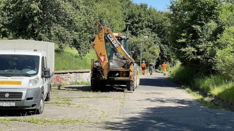 Rozpoczęły się pierwsze prace przy budowie nowego oświetlenia i nawierzchni trasy spacerowo-rowerowej w Jarze Czynu Społecznego na Wyżynach. Fot. Tomasz Kaźmierski