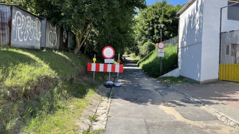 Rozpoczęły się pierwsze prace przy budowie nowego oświetlenia i nawierzchni trasy spacerowo-rowerowej w Jarze Czynu Społecznego na Wyżynach. Fot. Tomasz Kaźmierski