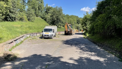 Rozpoczęły się pierwsze prace przy budowie nowego oświetlenia i nawierzchni trasy spacerowo-rowerowej w Jarze Czynu Społecznego na Wyżynach. Fot. Tomasz Kaźmierski