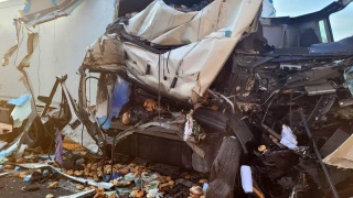 Zderzenie dwóch samochodów ciężarowych na S10 (przed węzłem Stryszek, kierunek Toruń). Pasażer był uwięziony w kabinie./fot. OSP Brzoza
