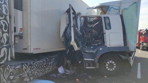 Zderzenie dwóch samochodów ciężarowych na S10 (przed węzłem Stryszek, kierunek Toruń). Pasażer był uwięziony w kabinie./fot. OSP Brzoza