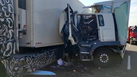 Zderzenie dwóch samochodów ciężarowych na S10 (przed węzłem Stryszek, kierunek Toruń). Pasażer był uwięziony w kabinie./fot. Bydgoszcz 998