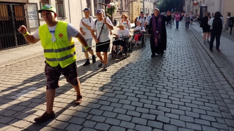 Cel Jasna Góra! Pielgrzymi z Torunia rozpoczęli modlitewną wędrówkę do Częstochowy. Fot. Michał Zaręba