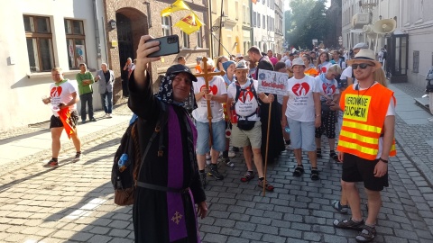 Cel Jasna Góra! Pielgrzymi z Torunia rozpoczęli modlitewną wędrówkę do Częstochowy. Fot. Michał Zaręba