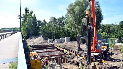 Jeszcze w sierpniu zmontowane zostaną obie części konstrukcyjne nowego mostu tramwajowego nad Brdą. Fot. Robert Sawicki