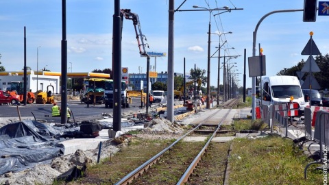 Jeszcze w sierpniu zmontowane zostaną obie części konstrukcyjne nowego mostu tramwajowego nad Brdą. Fot. Robert Sawicki