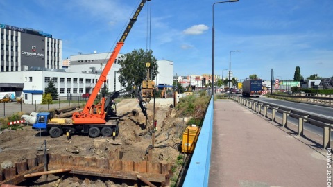 Jeszcze w sierpniu zmontowane zostaną obie części konstrukcyjne nowego mostu tramwajowego nad Brdą. Fot. Robert Sawicki