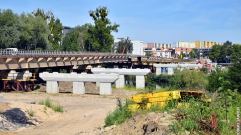 Jeszcze w sierpniu zmontowane zostaną obie części konstrukcyjne nowego mostu tramwajowego nad Brdą. Fot. Robert Sawicki