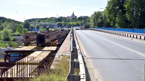 Jeszcze w sierpniu zmontowane zostaną obie części konstrukcyjne nowego mostu tramwajowego nad Brdą. Fot. Robert Sawicki