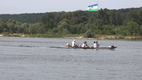 Świętują flisacy na Wiśle we Włocławku. (jw)