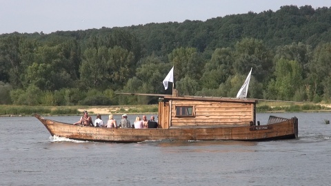 Świętują flisacy na Wiśle we Włocławku. (jw)