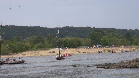 Świętują flisacy na Wiśle we Włocławku. (jw)