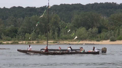 Świętują flisacy na Wiśle we Włocławku. (jw)