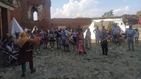 Pokazy walk rycerskich, wybijanie monet, nauka strzelania z łuku czy zwiedzanie z przewodnikiem - to jedne z atrakcji trwającego na zamku krzyżackim w Radzyniu Chełmińskim pikniku historycznego. /fot. Marcin Doliński