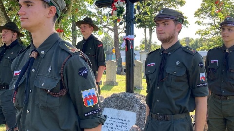 Osiemnaścioro harcerzy z naszego regionu wróciło ze Szkocji. Skauci pod okiem archeologa odnowili tam 12 polskich nagrobków z okresu II wojny światowej i spotkali się ze szkocką Polonią./fot. Okręg Kujawsko-Pomorski ZHR/Facebook