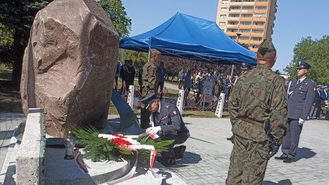 „Wysokich lotów i czystego nieba" - te życzenia wybrzmiały w Bydgoszczy pod pomnikiem Lotników Ziemi Bydgoskiej poległych na frontach II Wojny Światowej. Odbyła się tam w piątek (26 sierpnia) uroczystość z okazji Dnia Lotnictwa Polskiego./fot. Jolanta Fischer