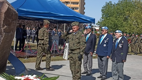 „Wysokich lotów i czystego nieba" - te życzenia wybrzmiały w Bydgoszczy pod pomnikiem Lotników Ziemi Bydgoskiej poległych na frontach II Wojny Światowej. Odbyła się tam w piątek (26 sierpnia) uroczystość z okazji Dnia Lotnictwa Polskiego./fot. Jolanta Fischer