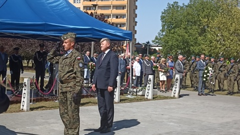 „Wysokich lotów i czystego nieba" - te życzenia wybrzmiały w Bydgoszczy pod pomnikiem Lotników Ziemi Bydgoskiej poległych na frontach II Wojny Światowej. Odbyła się tam w piątek (26 sierpnia) uroczystość z okazji Dnia Lotnictwa Polskiego./fot. Jolanta Fischer