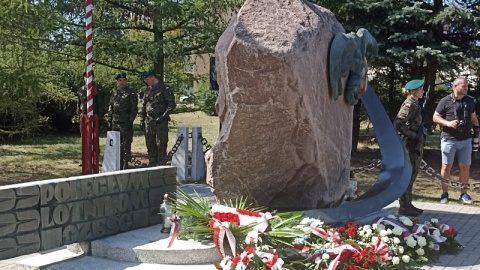 „Wysokich lotów i czystego nieba" - te życzenia wybrzmiały w Bydgoszczy pod pomnikiem Lotników Ziemi Bydgoskiej poległych na frontach II Wojny Światowej. Odbyła się tam w piątek (26 sierpnia) uroczystość z okazji Dnia Lotnictwa Polskiego./fot. Jolanta Fischer