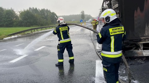 Kilkanaście godzin trwały utrudnienia w Makowiskach, na DK 10 po tym, jak w piątek rano zapaliła się tam ciężarówka./fot. OSP Solec Kujawski/Facebook