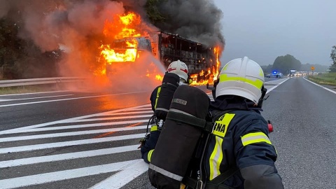 Kilkanaście godzin trwały utrudnienia w Makowiskach, na DK 10 po tym, jak w piątek rano zapaliła się tam ciężarówka./fot. OSP Solec Kujawski/Facebook