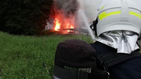 Kilkanaście godzin trwały utrudnienia w Makowiskach, na DK 10 po tym, jak w piątek rano zapaliła się tam ciężarówka./fot. OSP Solec Kujawski/Facebook