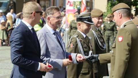 Blisko 150 żołnierzy Wojsk Obrony Terytorialnej złożyło przysięgę na toruńskim Rynku Nowomiejskim. /fot. torun.pl